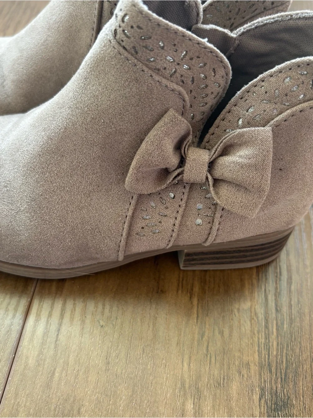 Girls Suede Bow Ankle Booties in Taupe. Size 10. INV25/579